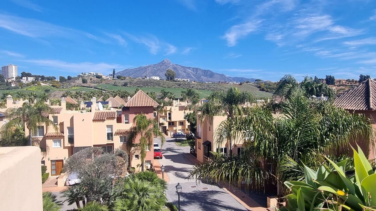 3 sypialnia Dom na sprzedaż w Nueva Andalucia z basenem garażem - 640 000 € (Ref: 9738404)