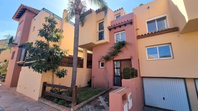 3 soverom Hus til salgs i Nueva Andalucia, Marbella med svømmebasseng garasje - € 620 000 (Ref: 9738404)