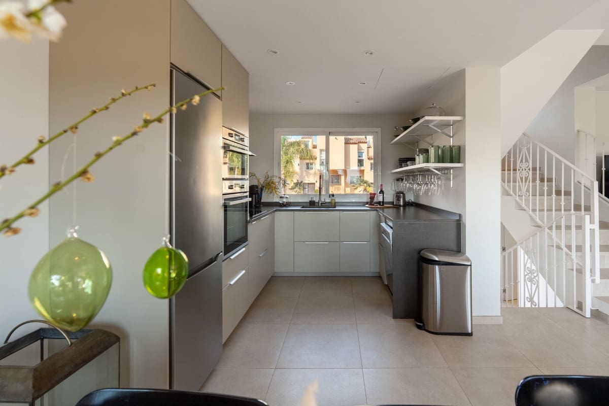 4 bedroom Townhouse for sale in Nueva Andalucia with pool garage - € 659,000 (Ref: 9738405)