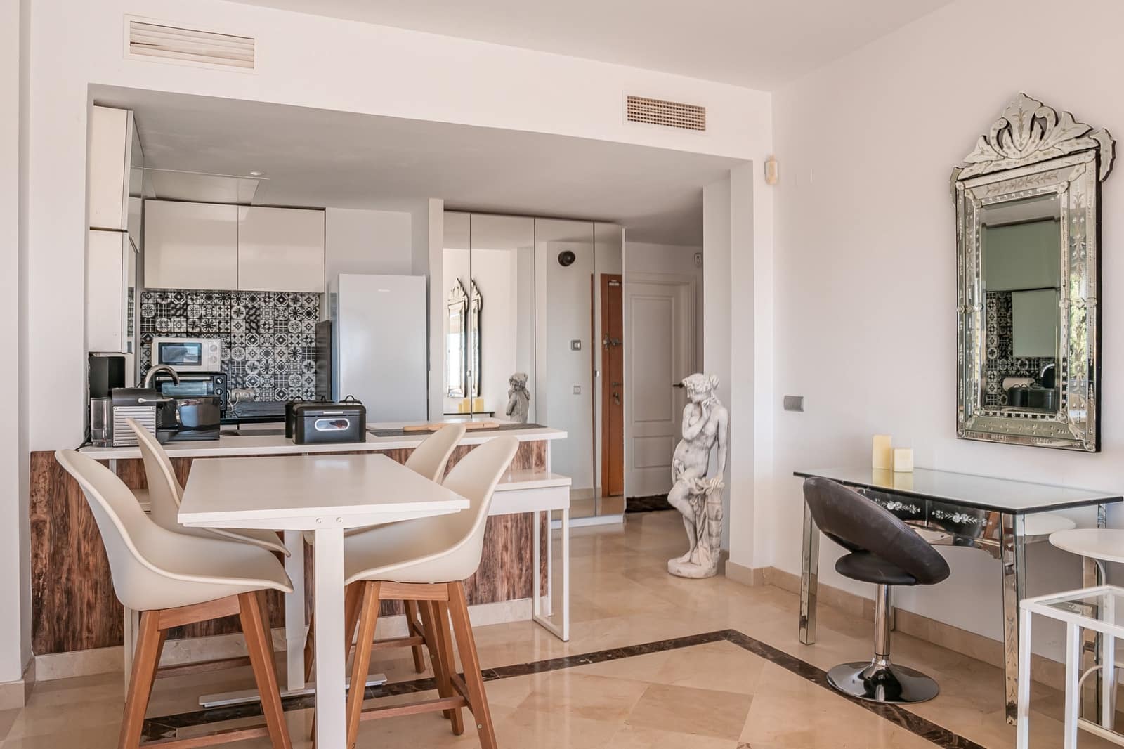 2 soverom Penthouse til salgs i Benahavis med svømmebasseng garasje - € 399 000 (Ref: 9747753)