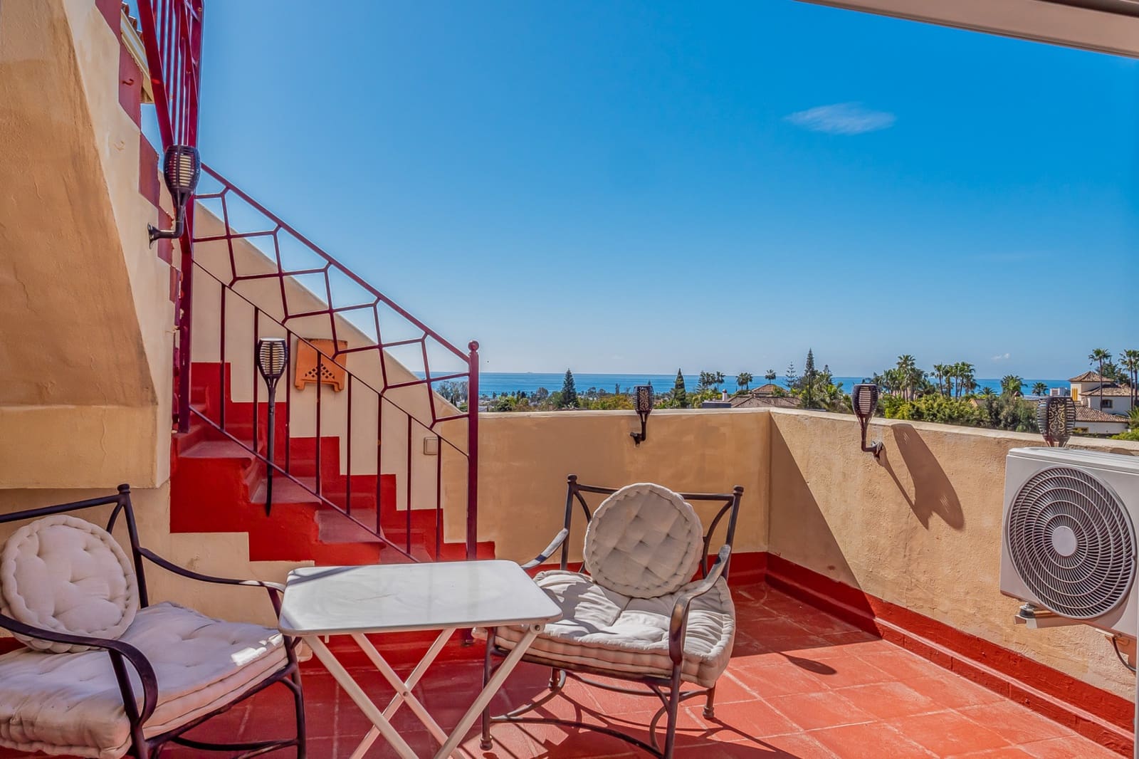 2 soverom Penthouse til salgs i Benahavis med svømmebasseng garasje - € 399 000 (Ref: 9747753)