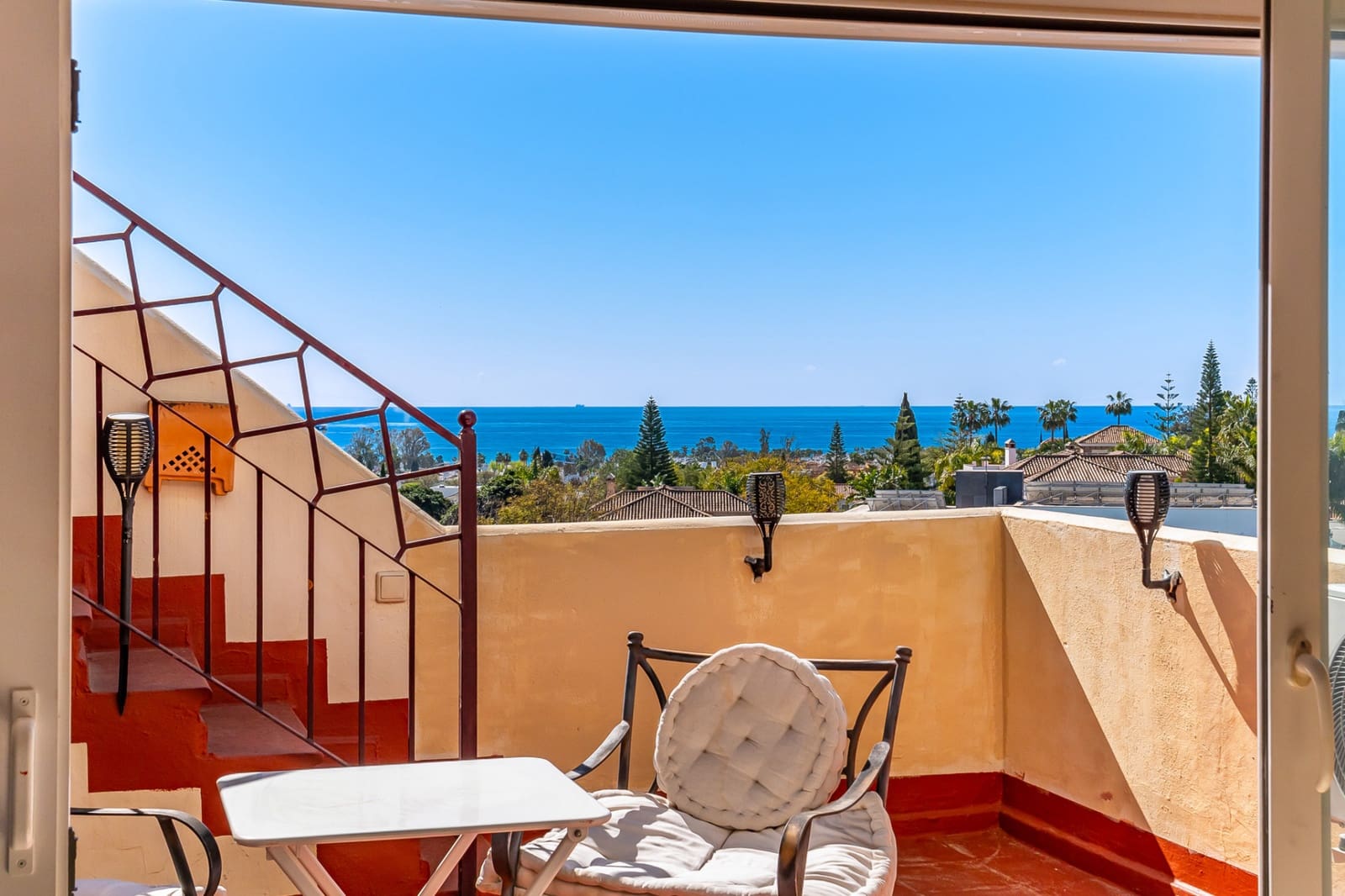 2 soverom Penthouse til salgs i Benahavis med svømmebasseng garasje - € 399 000 (Ref: 9747753)