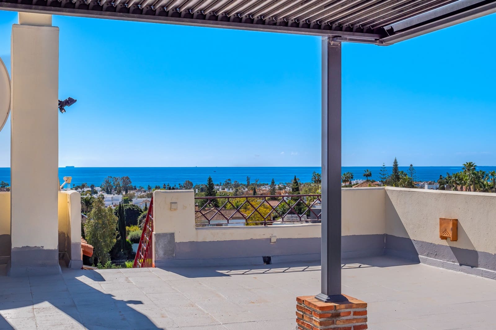 2 soverom Penthouse til salgs i Benahavis med svømmebasseng garasje - € 399 000 (Ref: 9747753)