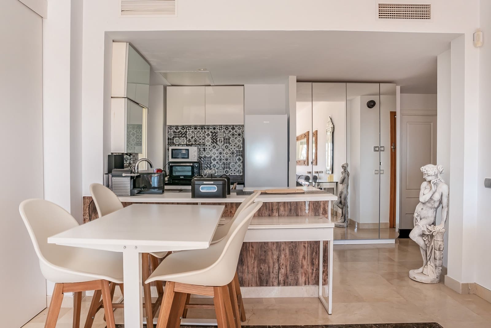 2 soverom Penthouse til salgs i Benahavis med svømmebasseng garasje - € 399 000 (Ref: 9747753)