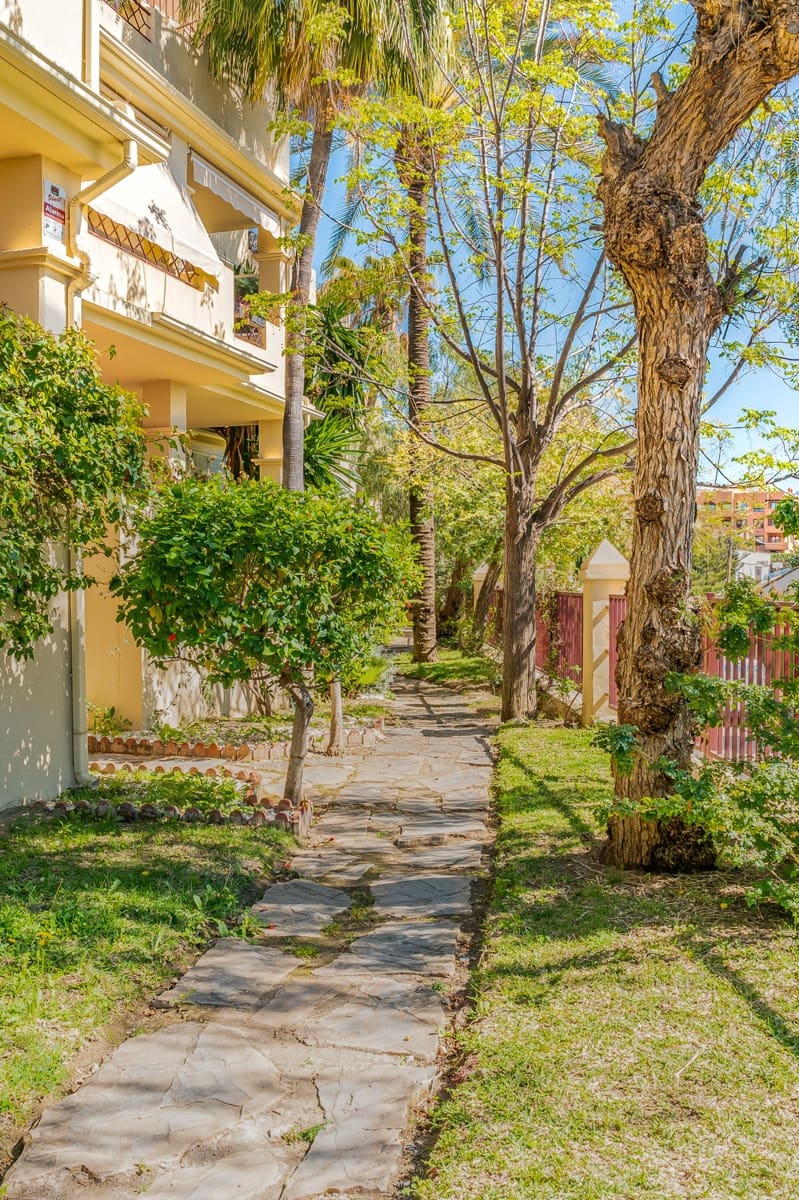 2 soverom Penthouse til salgs i Benahavis med svømmebasseng garasje - € 399 000 (Ref: 9747753)