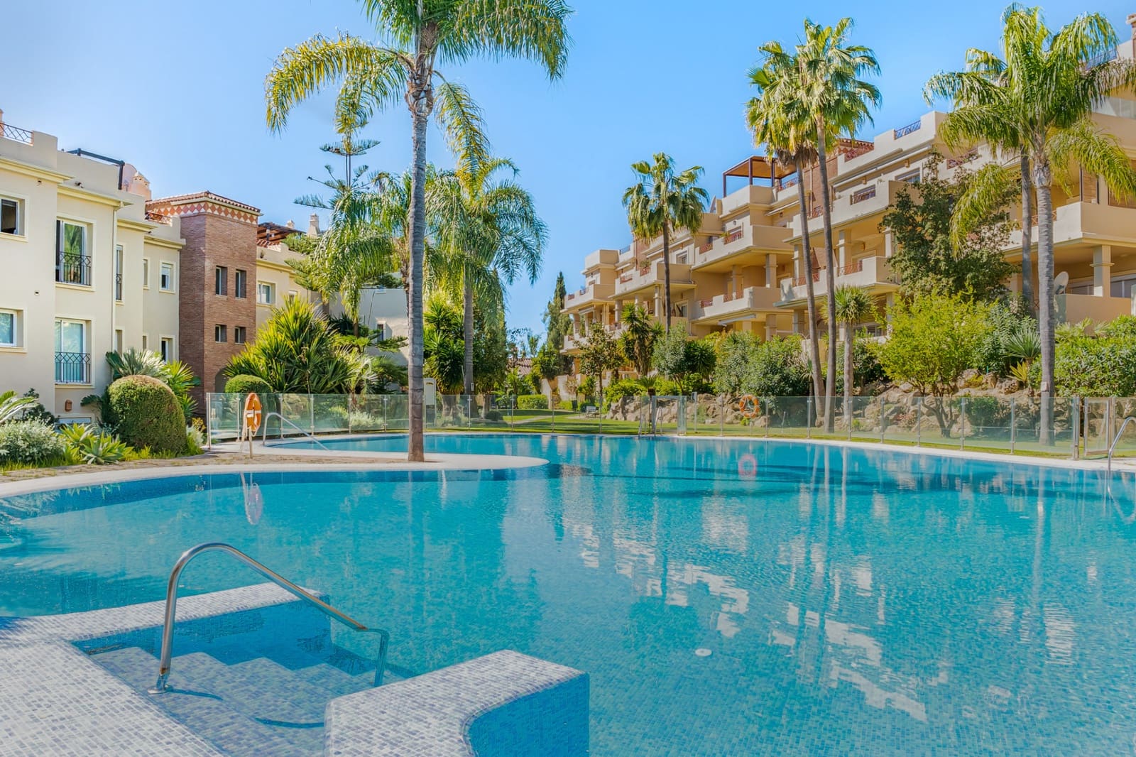2 soverom Penthouse til salgs i Benahavis med svømmebasseng garasje - € 399 000 (Ref: 9747753)