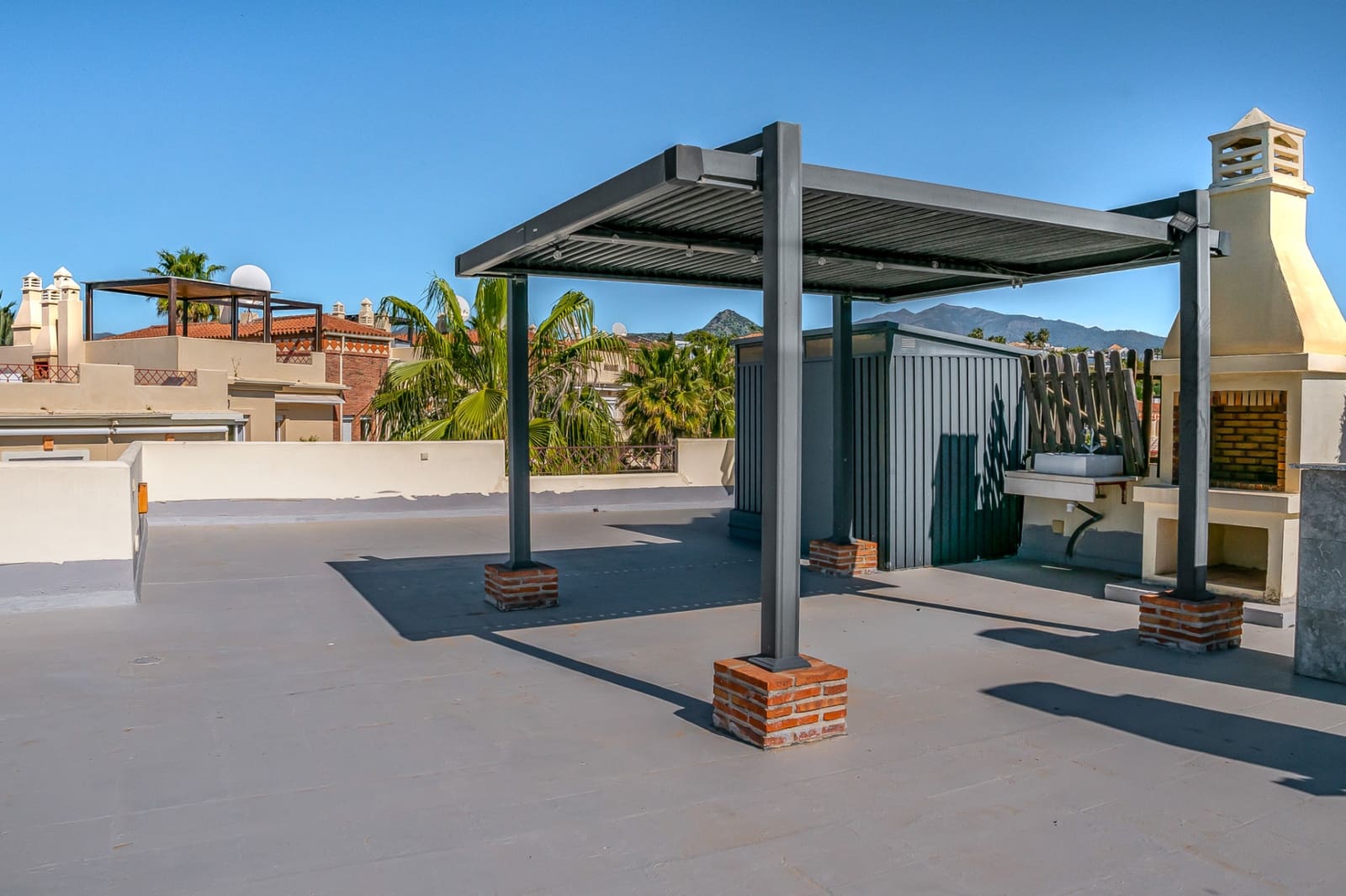 2 soverom Penthouse til salgs i Benahavis med svømmebasseng garasje - € 399 000 (Ref: 9747753)