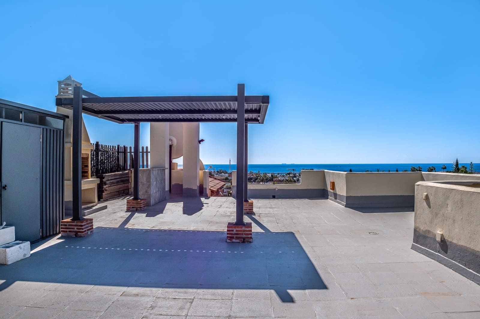 2 soverom Penthouse til salgs i Benahavis med svømmebasseng garasje - € 399 000 (Ref: 9747753)