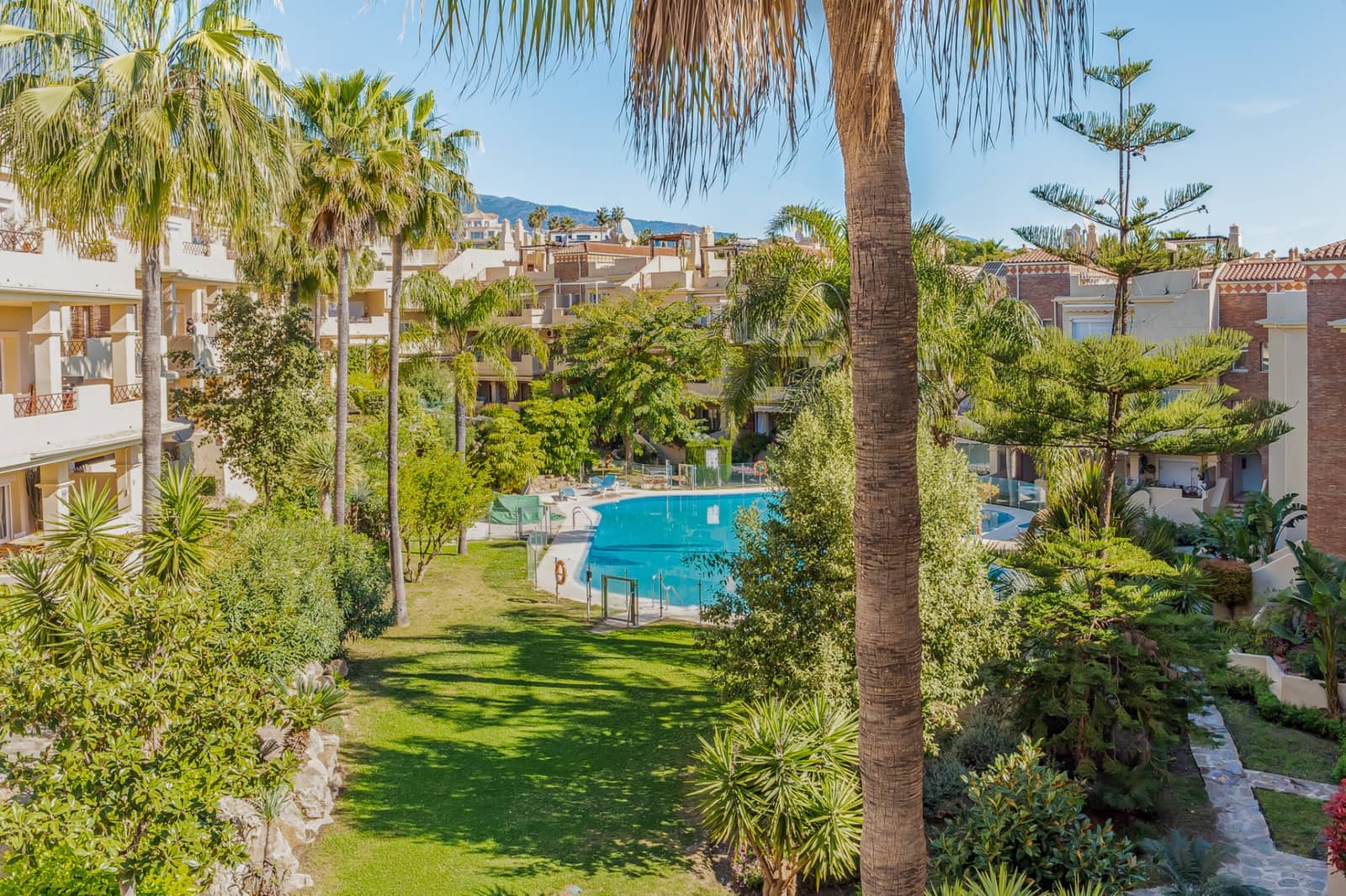 2 soverom Penthouse til salgs i Benahavis med svømmebasseng garasje - € 399 000 (Ref: 9747753)