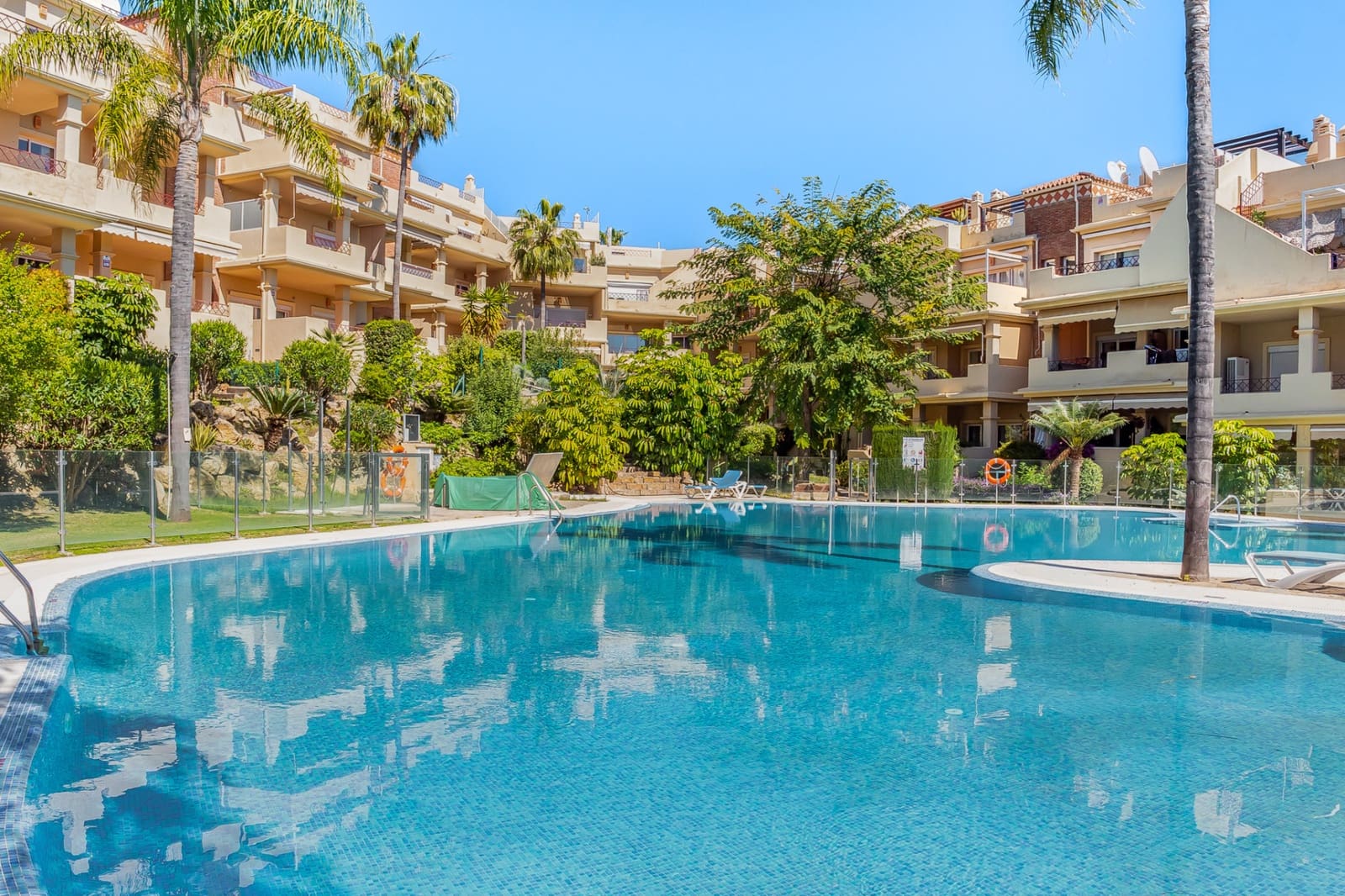 2 soverom Penthouse til salgs i Benahavis med svømmebasseng garasje - € 399 000 (Ref: 9747753)