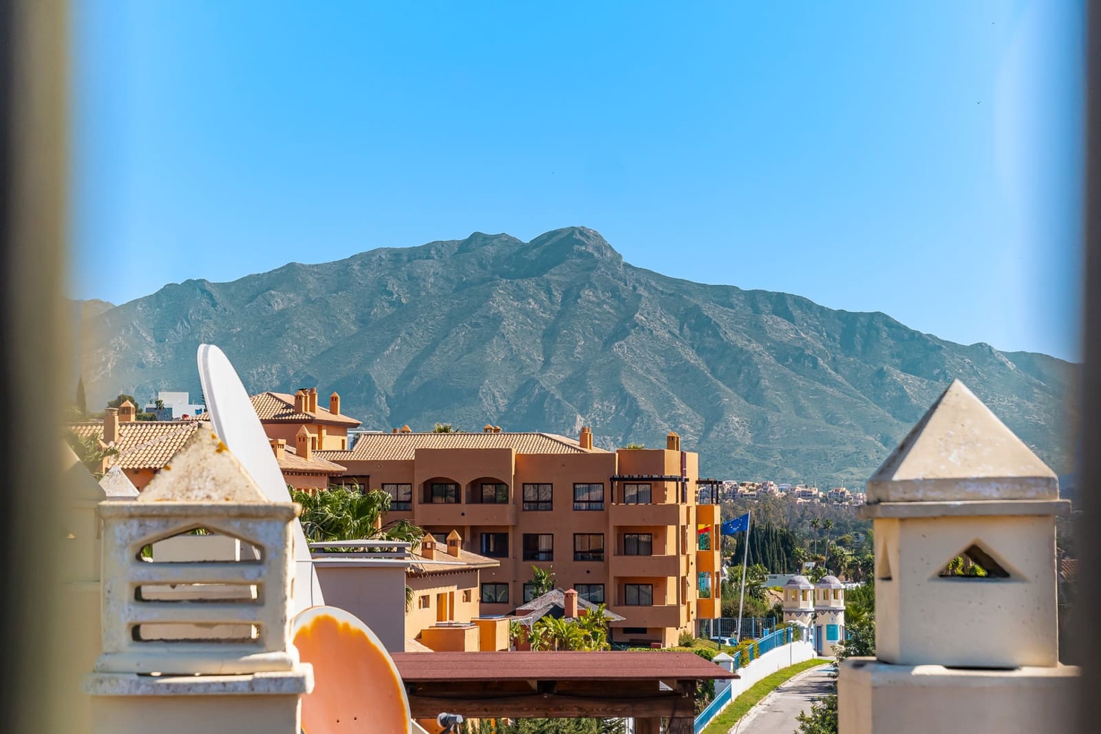 2 soverom Penthouse til salgs i Benahavis med svømmebasseng garasje - € 399 000 (Ref: 9747753)