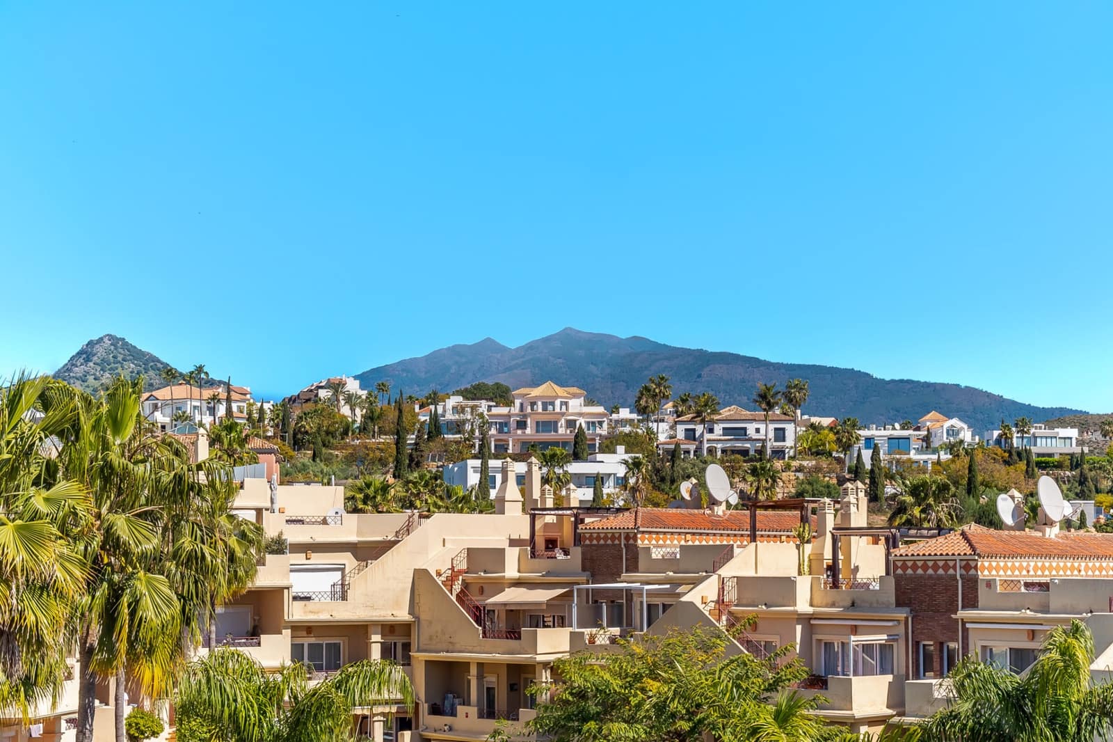 2 soverom Penthouse til salgs i Benahavis med svømmebasseng garasje - € 399 000 (Ref: 9747753)