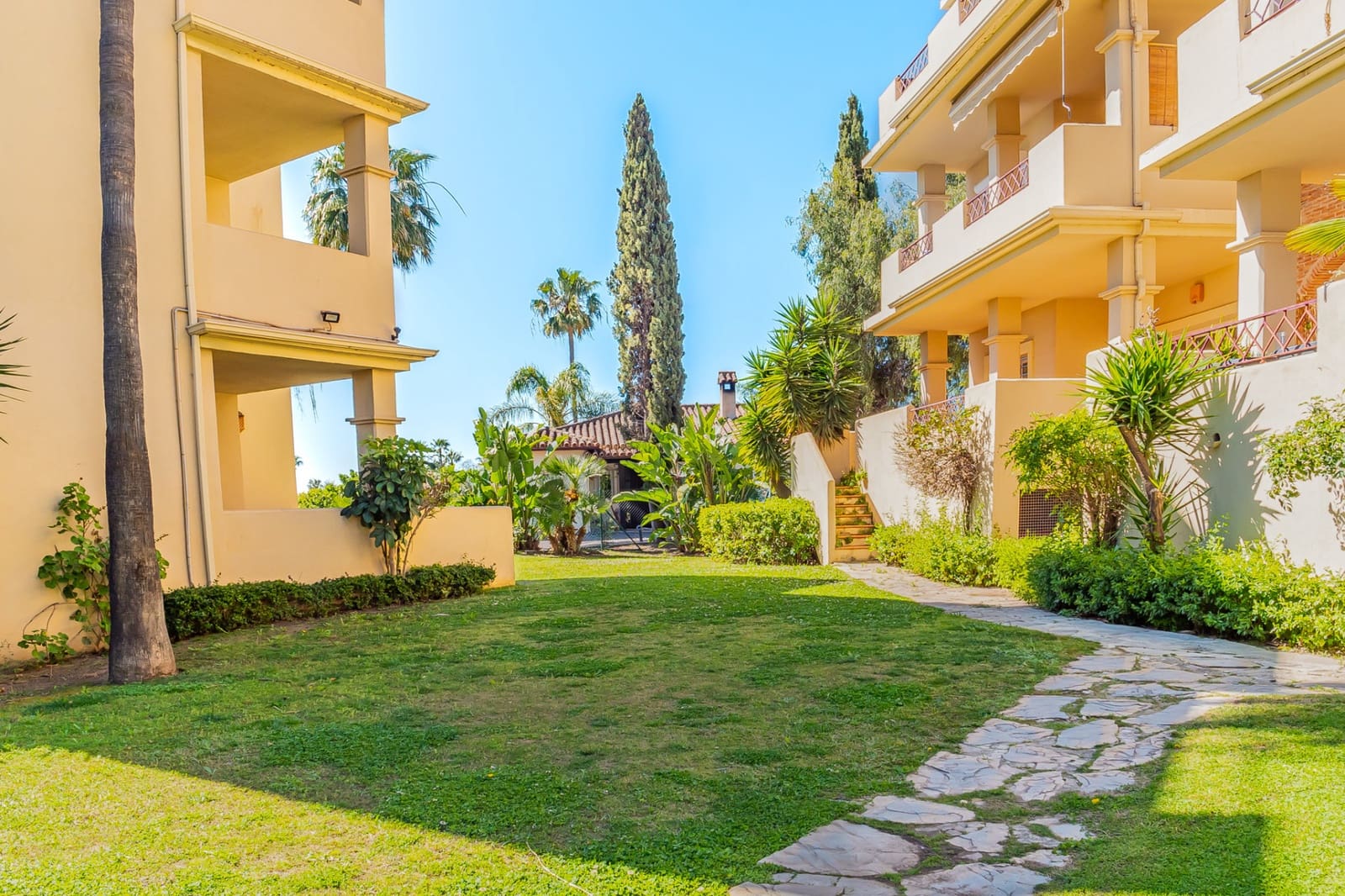 2 soverom Penthouse til salgs i Benahavis med svømmebasseng garasje - € 399 000 (Ref: 9747753)