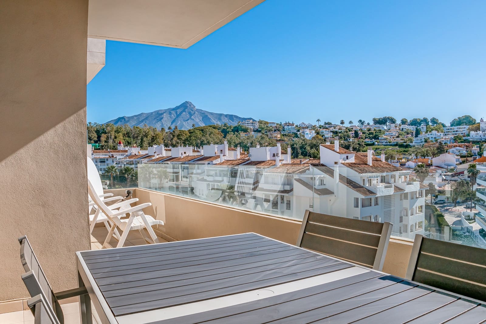 3 sypialnia Apartament na sprzedaż w Marbella z basenem garażem - 440 000 € (Ref: 9747755)