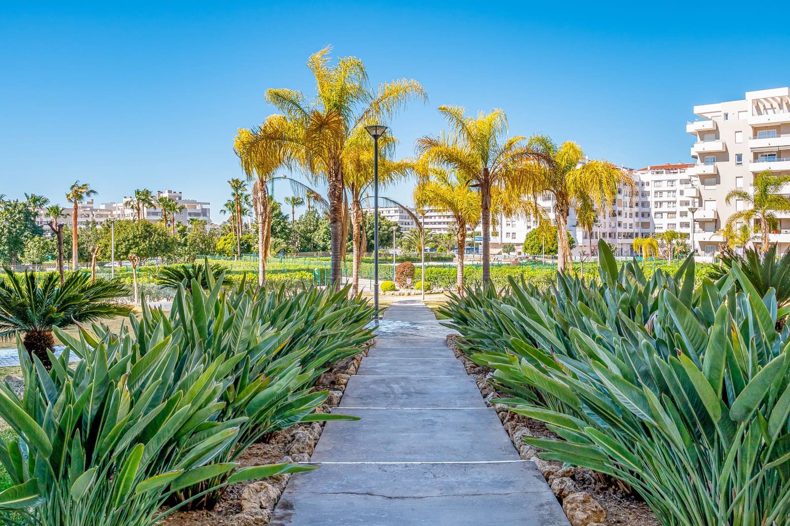 3 sypialnia Apartament na sprzedaż w Marbella z basenem garażem - 430 000 € (Ref: 9747755)