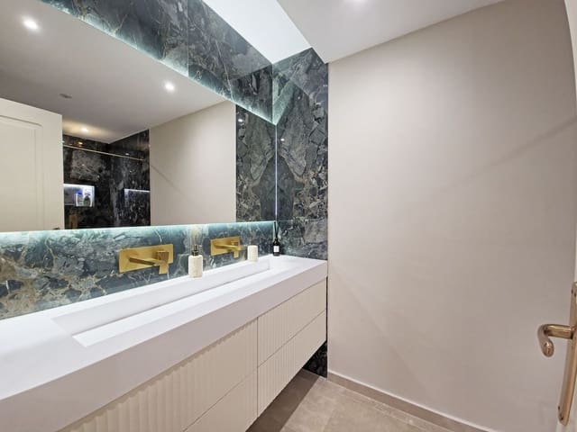 Apartamento de 2 habitaciones en Benahavís en venta - 649.000 € (Ref: 9751844)