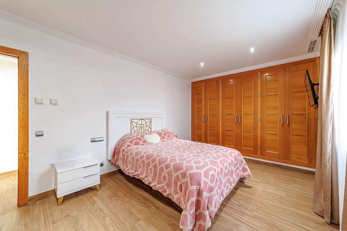 8 sypialnia Willa na sprzedaż w Marbella z basenem garażem - 3 200 000 € (Ref: 9751848)