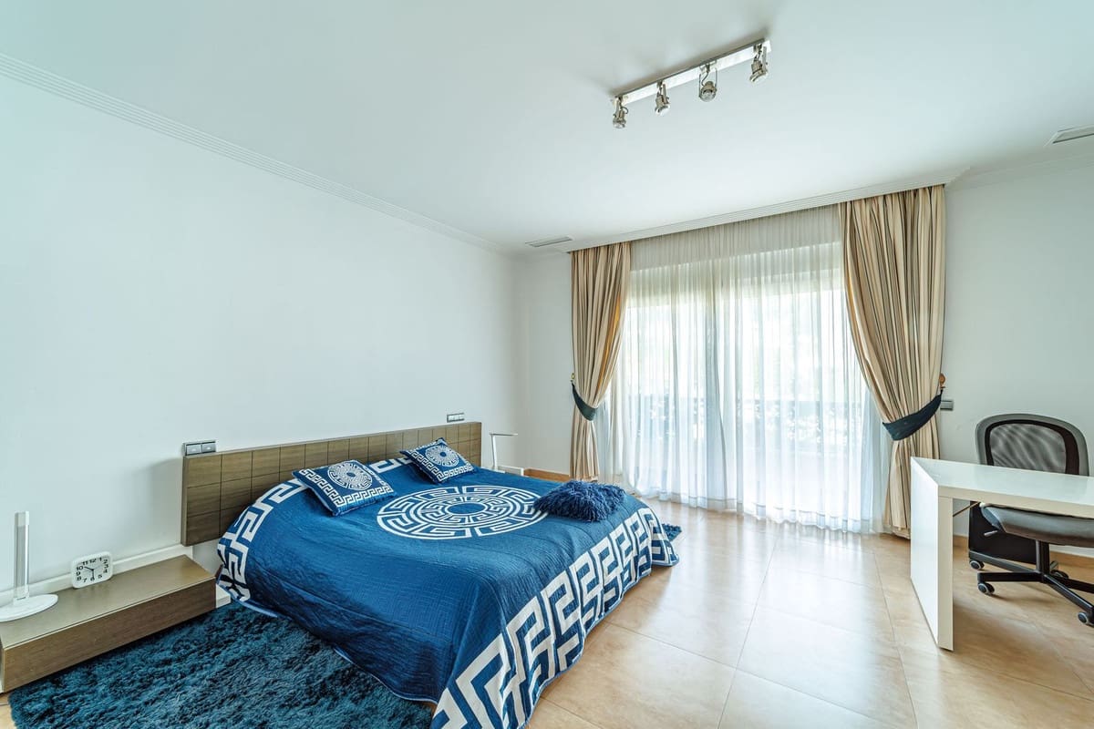 8 sypialnia Willa na sprzedaż w Marbella z basenem garażem - 3 200 000 € (Ref: 9751848)