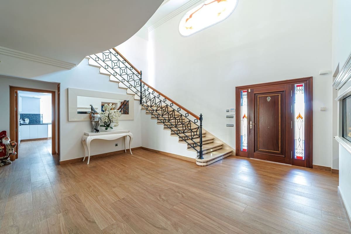 8 sypialnia Willa na sprzedaż w Marbella z basenem garażem - 3 200 000 € (Ref: 9751848)