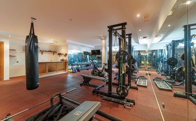 8 soveværelse Villa til salg i Marbella med swimmingpool garage - € 3.200.000 (Ref: 9751848)