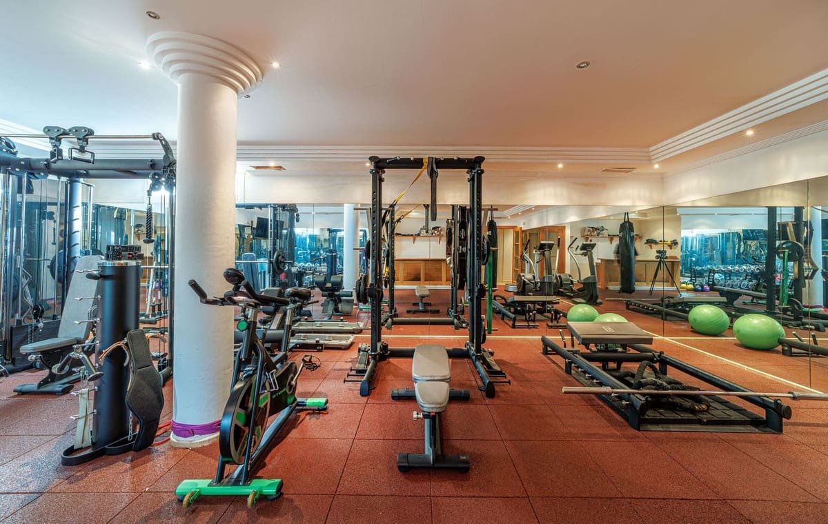 8 sypialnia Willa na sprzedaż w Marbella z basenem garażem - 3 200 000 € (Ref: 9751848)