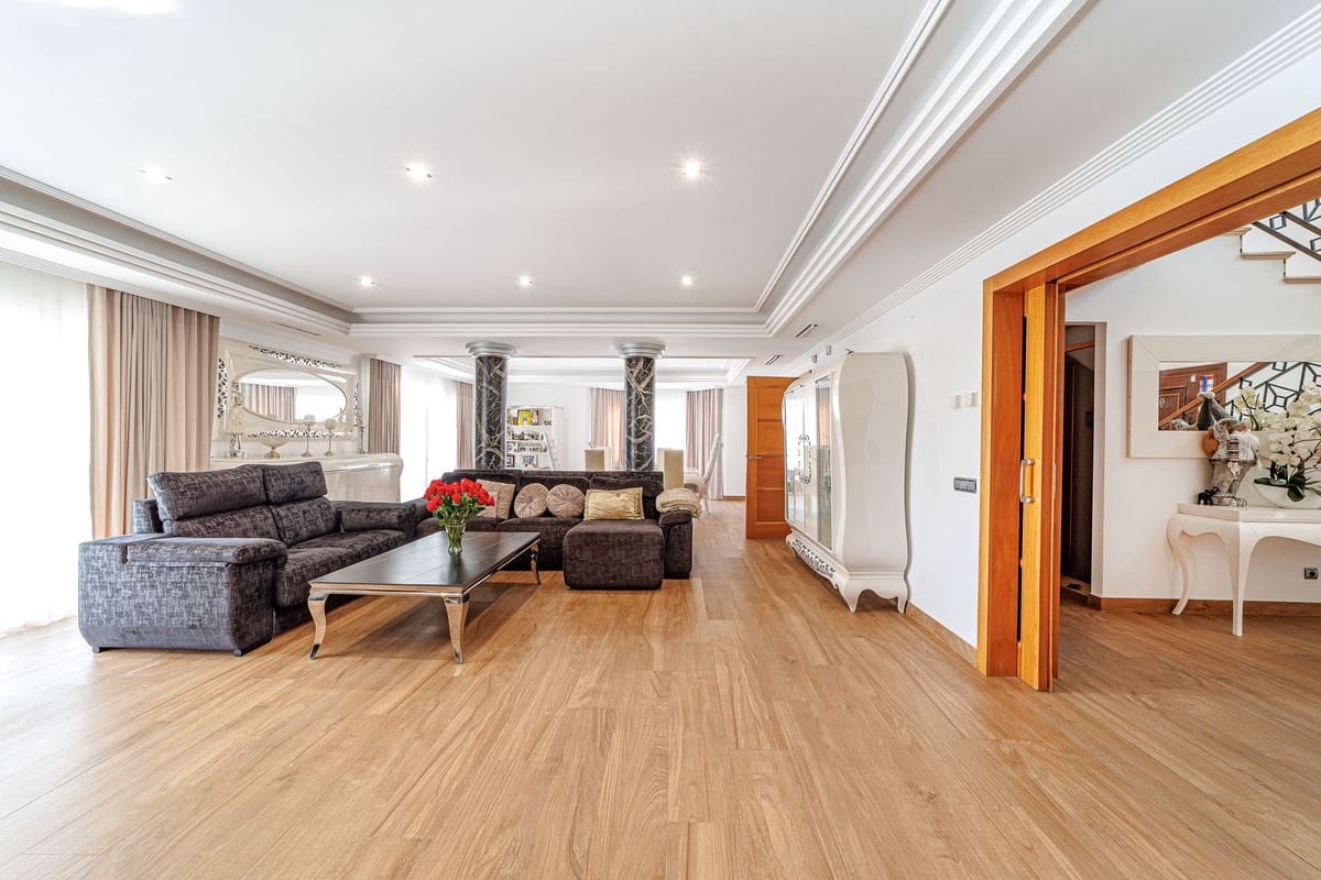 8 sypialnia Willa na sprzedaż w Marbella z basenem garażem - 3 200 000 € (Ref: 9751848)