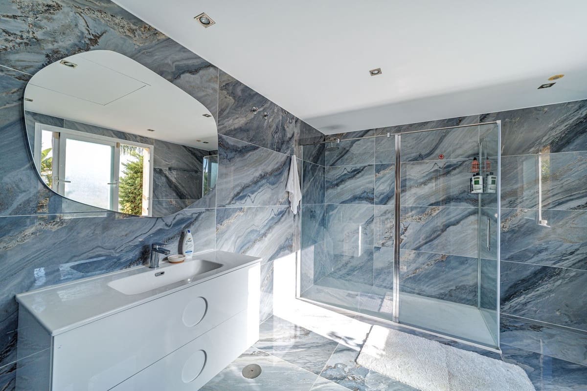 8 sypialnia Willa na sprzedaż w Marbella z basenem garażem - 3 200 000 € (Ref: 9751848)