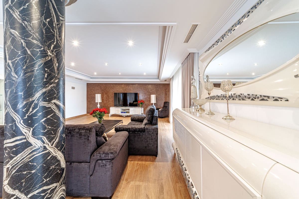 8 sypialnia Willa na sprzedaż w Marbella z basenem garażem - 3 200 000 € (Ref: 9751848)