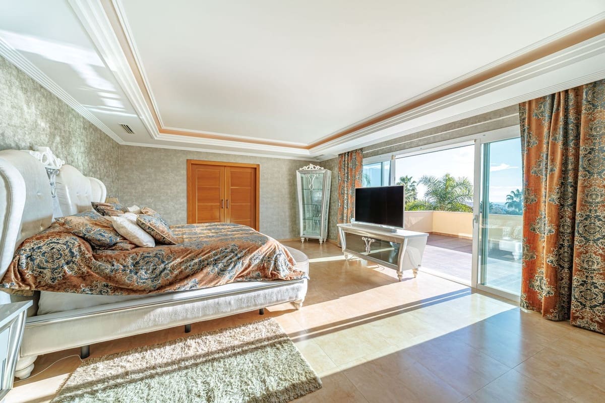 8 sypialnia Willa na sprzedaż w Marbella z basenem garażem - 3 200 000 € (Ref: 9751848)