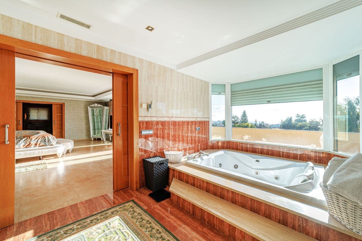 8 sypialnia Willa na sprzedaż w Marbella z basenem garażem - 3 200 000 € (Ref: 9751848)