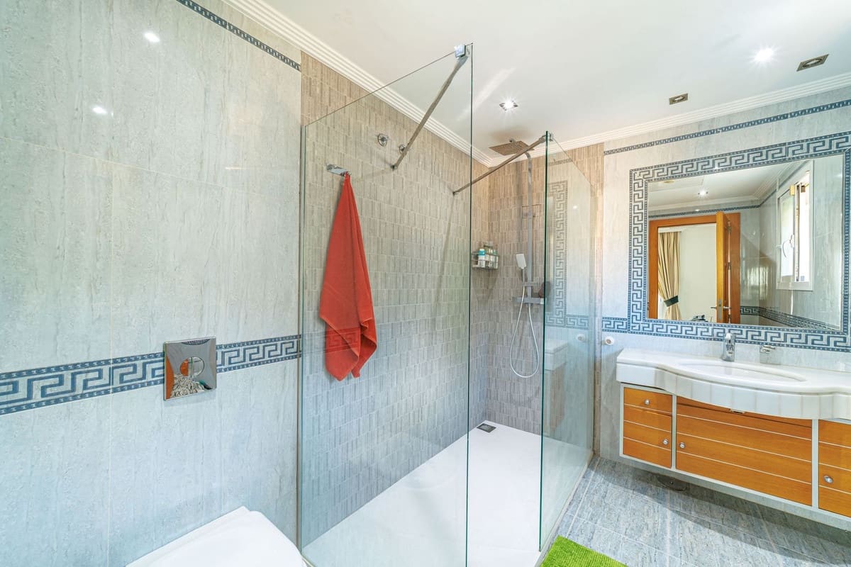 8 sypialnia Willa na sprzedaż w Marbella z basenem garażem - 3 200 000 € (Ref: 9751848)