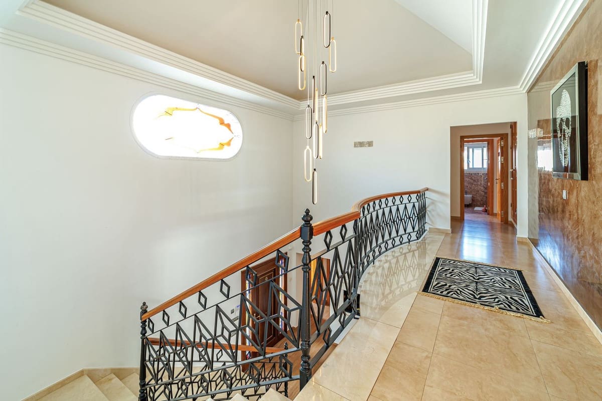 8 sypialnia Willa na sprzedaż w Marbella z basenem garażem - 3 200 000 € (Ref: 9751848)