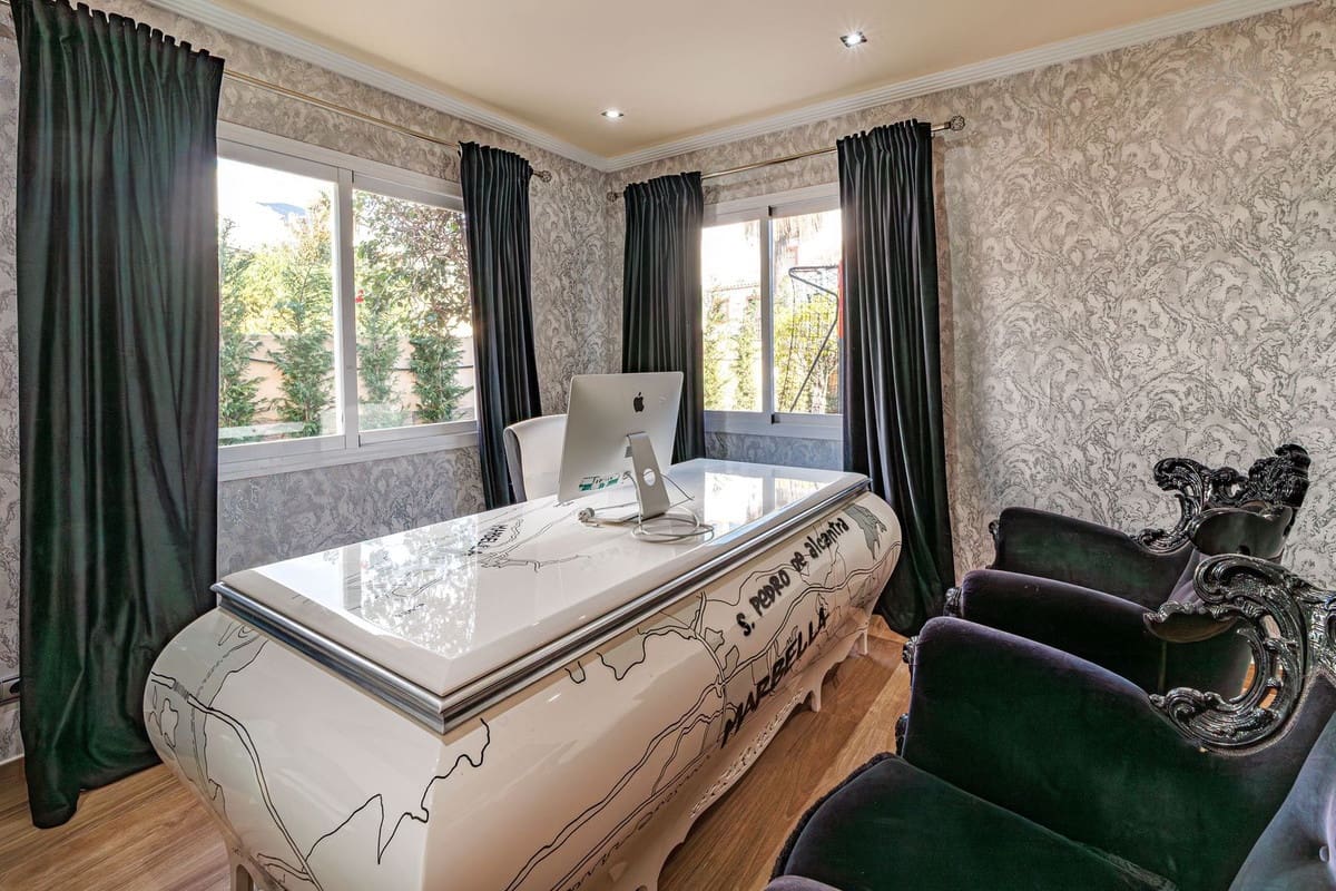 8 sypialnia Willa na sprzedaż w Marbella z basenem garażem - 3 200 000 € (Ref: 9751848)