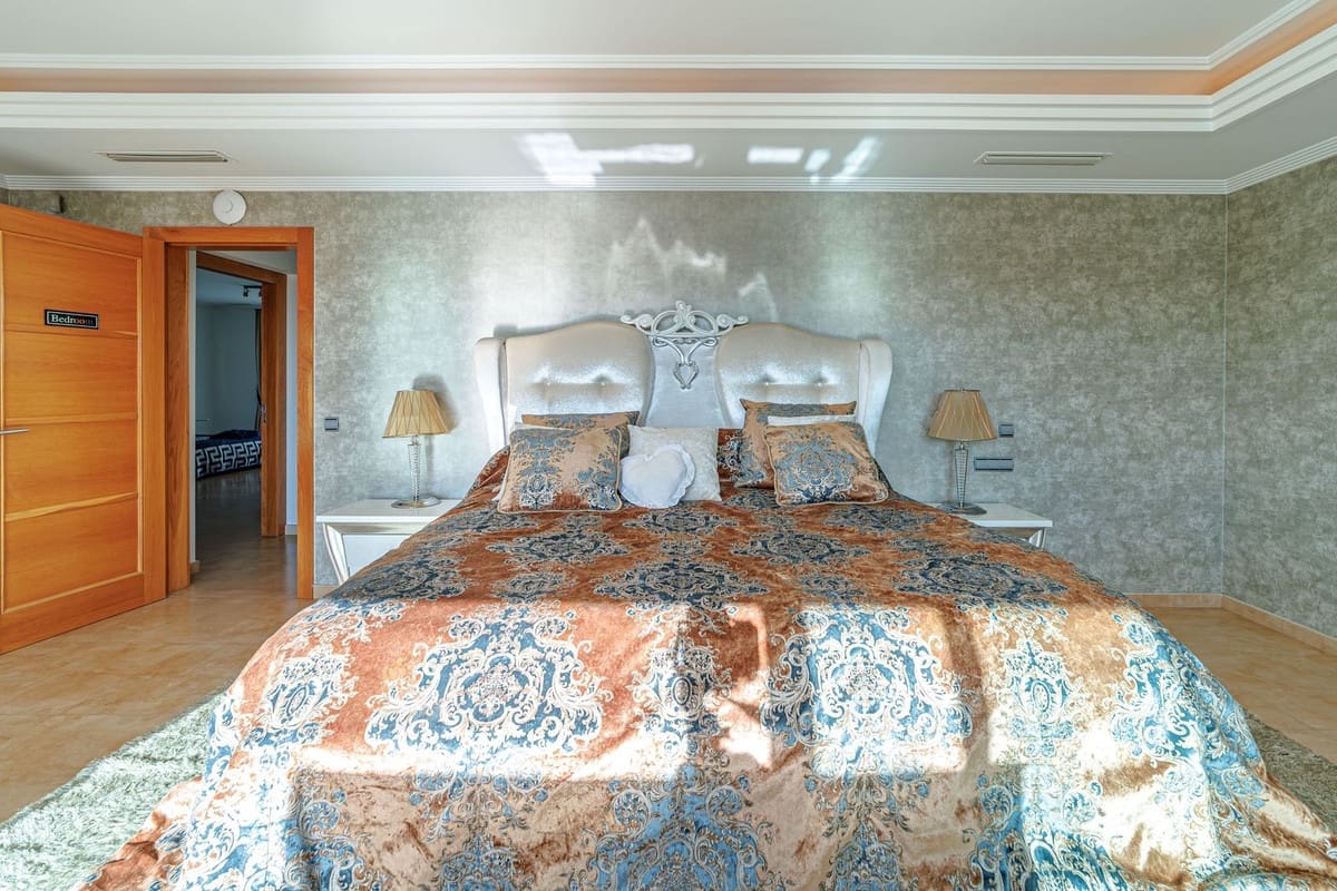 8 sypialnia Willa na sprzedaż w Marbella z basenem garażem - 3 200 000 € (Ref: 9751848)