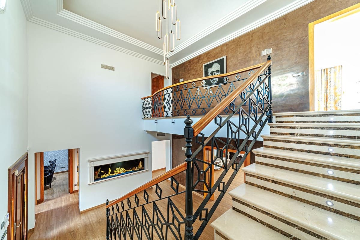 8 sypialnia Willa na sprzedaż w Marbella z basenem garażem - 3 200 000 € (Ref: 9751848)