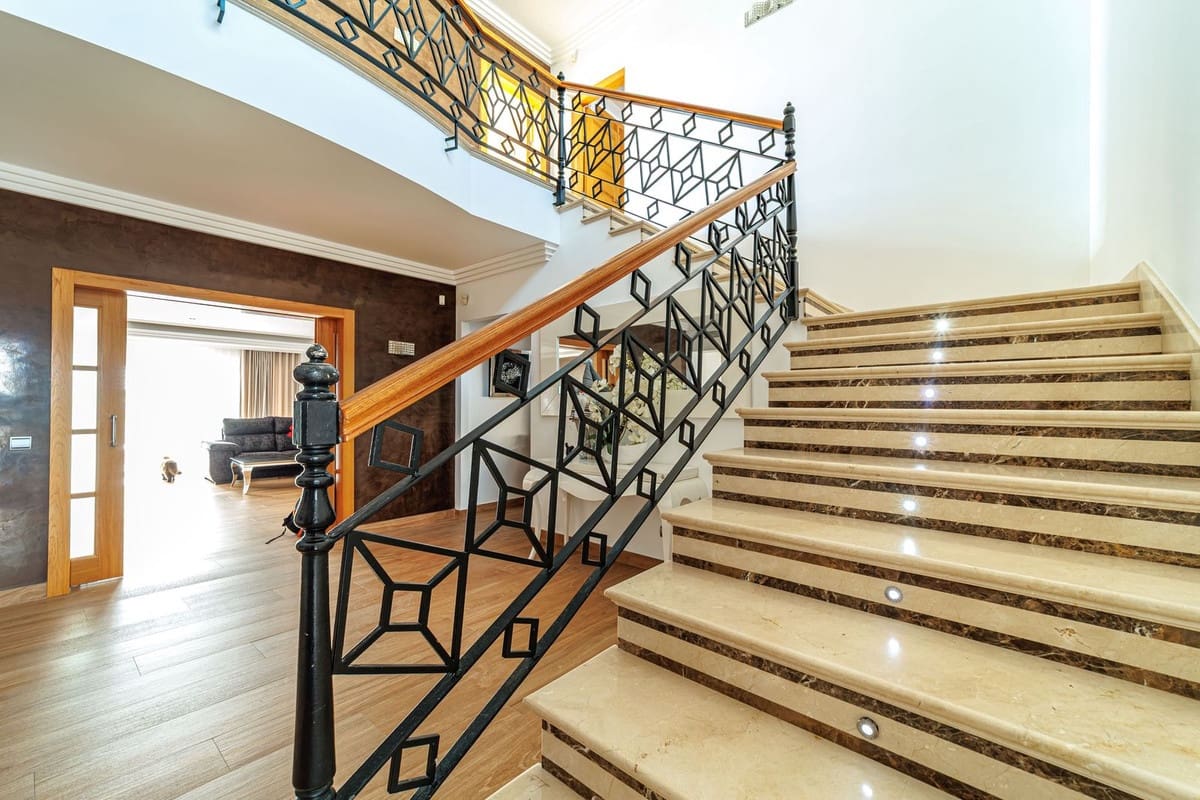 8 sypialnia Willa na sprzedaż w Marbella z basenem garażem - 3 200 000 € (Ref: 9751848)