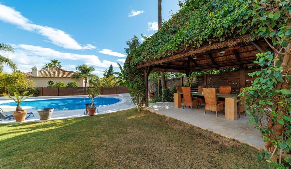 8 sypialnia Willa na sprzedaż w Marbella z basenem garażem - 3 200 000 € (Ref: 9751848)