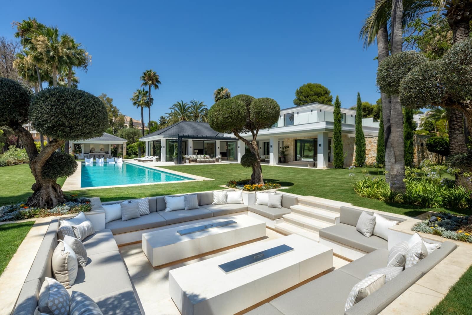7 sovrum Villa till salu i Nueva Andalucia med pool garage - 19 500 000 € (Ref: 9755510)