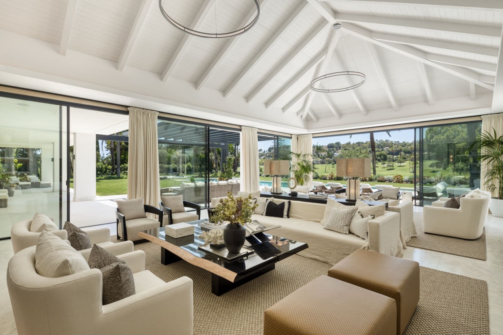 7 sovrum Villa till salu i Nueva Andalucia med pool garage - 19 500 000 € (Ref: 9755510)