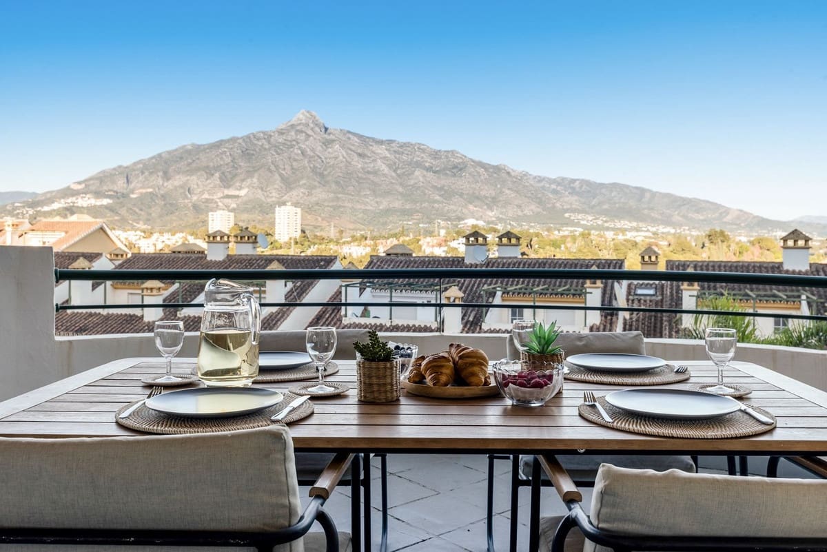 2 slaapkamer Appartement te koop in Nueva Andalucia met zwembad garage - € 545.000 (Ref: 9755512)