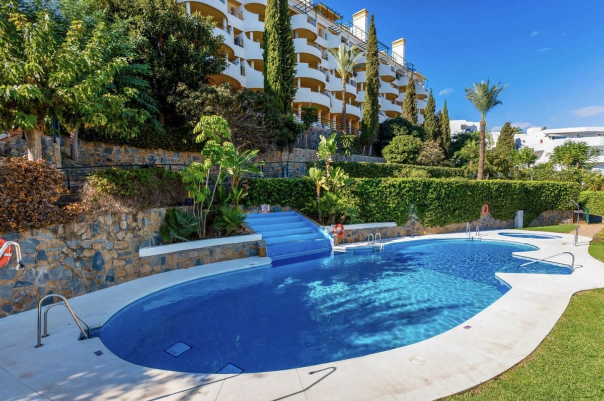 2 slaapkamer Appartement te koop in Nueva Andalucia met zwembad garage - € 545.000 (Ref: 9755512)