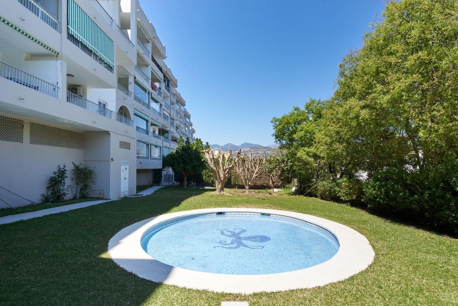2 sypialnia Apartament na sprzedaż w Nueva Andalucia z basenem garażem - 450 000 € (Ref: 9755513)
