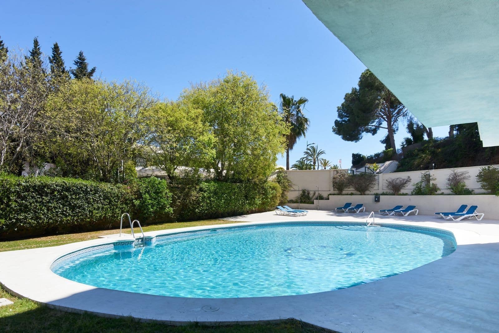 2 sypialnia Apartament na sprzedaż w Nueva Andalucia z basenem garażem - 450 000 € (Ref: 9755513)