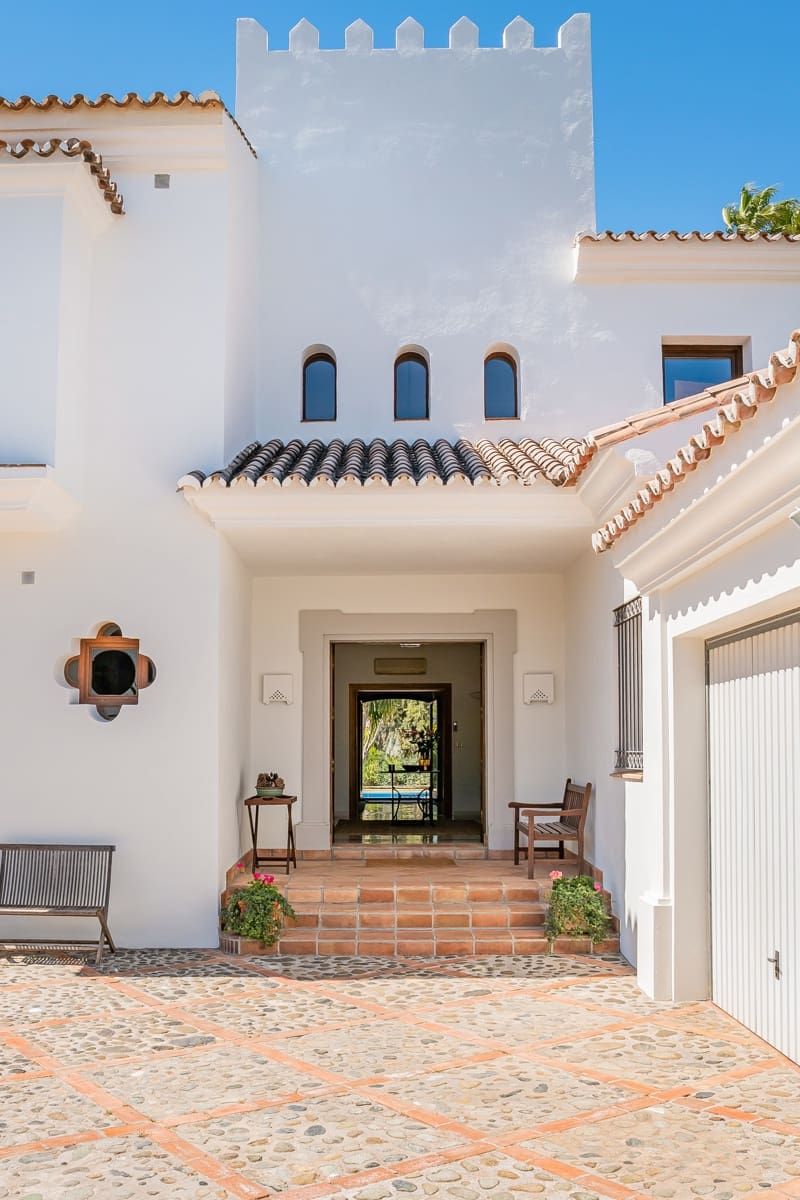 4 bedroom Villa for sale in Benahavis with pool garage - € 2,350,000 (Ref: 9758770)