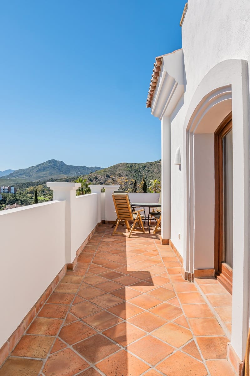 4 bedroom Villa for sale in Benahavis with pool garage - € 2,350,000 (Ref: 9758770)