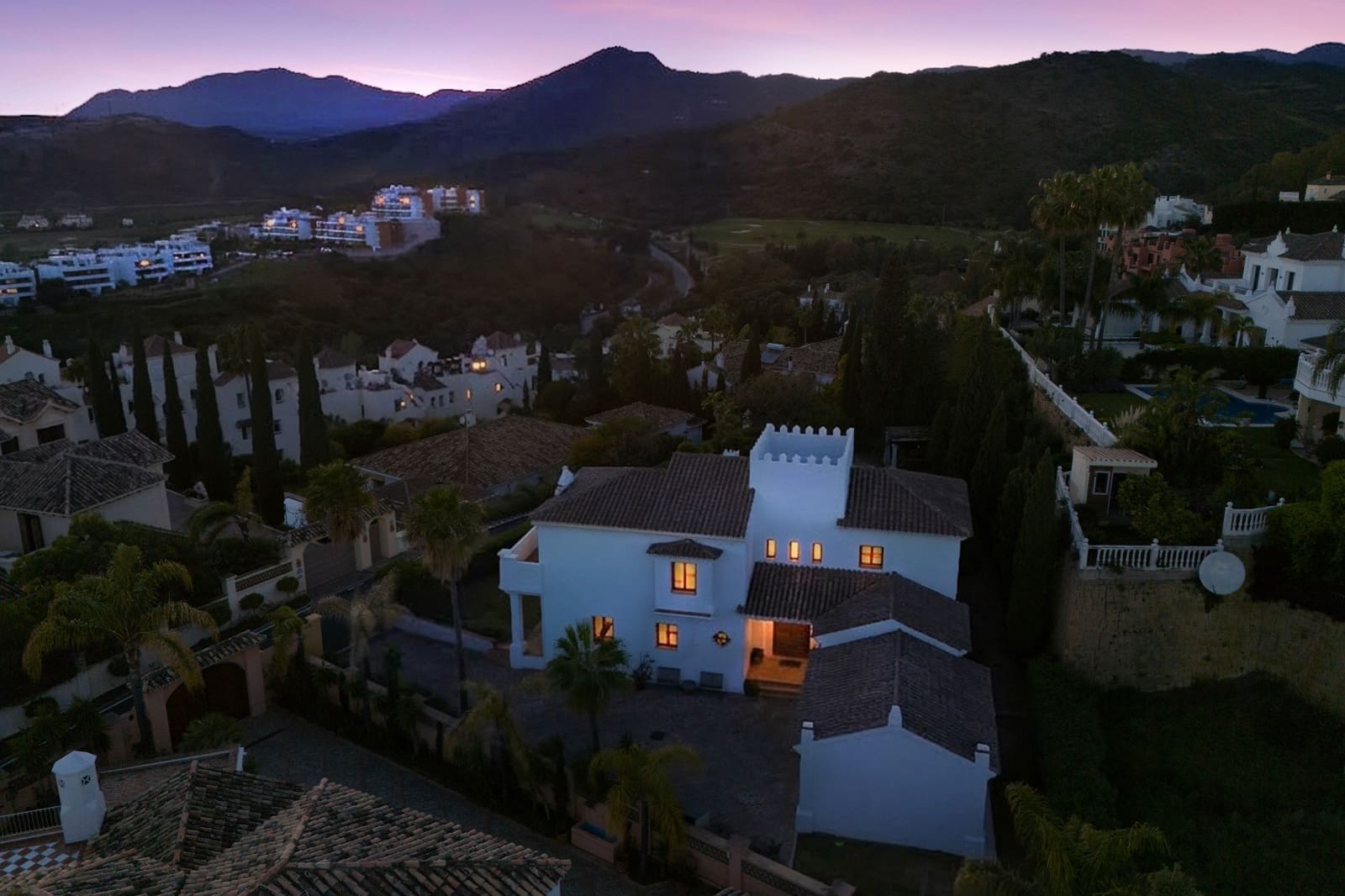 4 bedroom Villa for sale in Benahavis with pool garage - € 2,350,000 (Ref: 9758770)