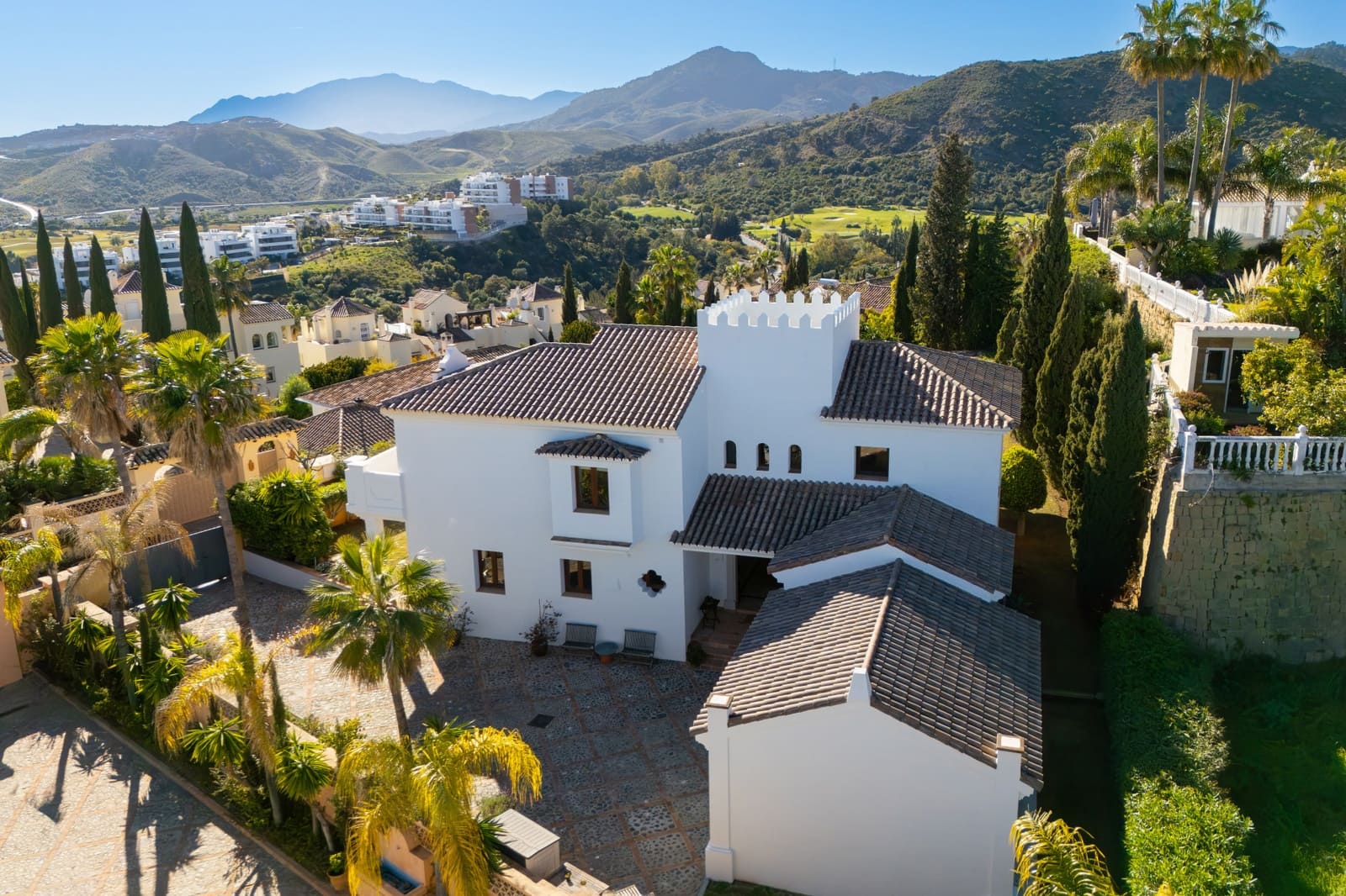 4 bedroom Villa for sale in Benahavis with pool garage - € 2,350,000 (Ref: 9758770)