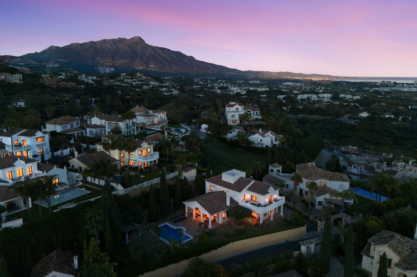 4 bedroom Villa for sale in Benahavis with pool garage - € 2,350,000 (Ref: 9758770)