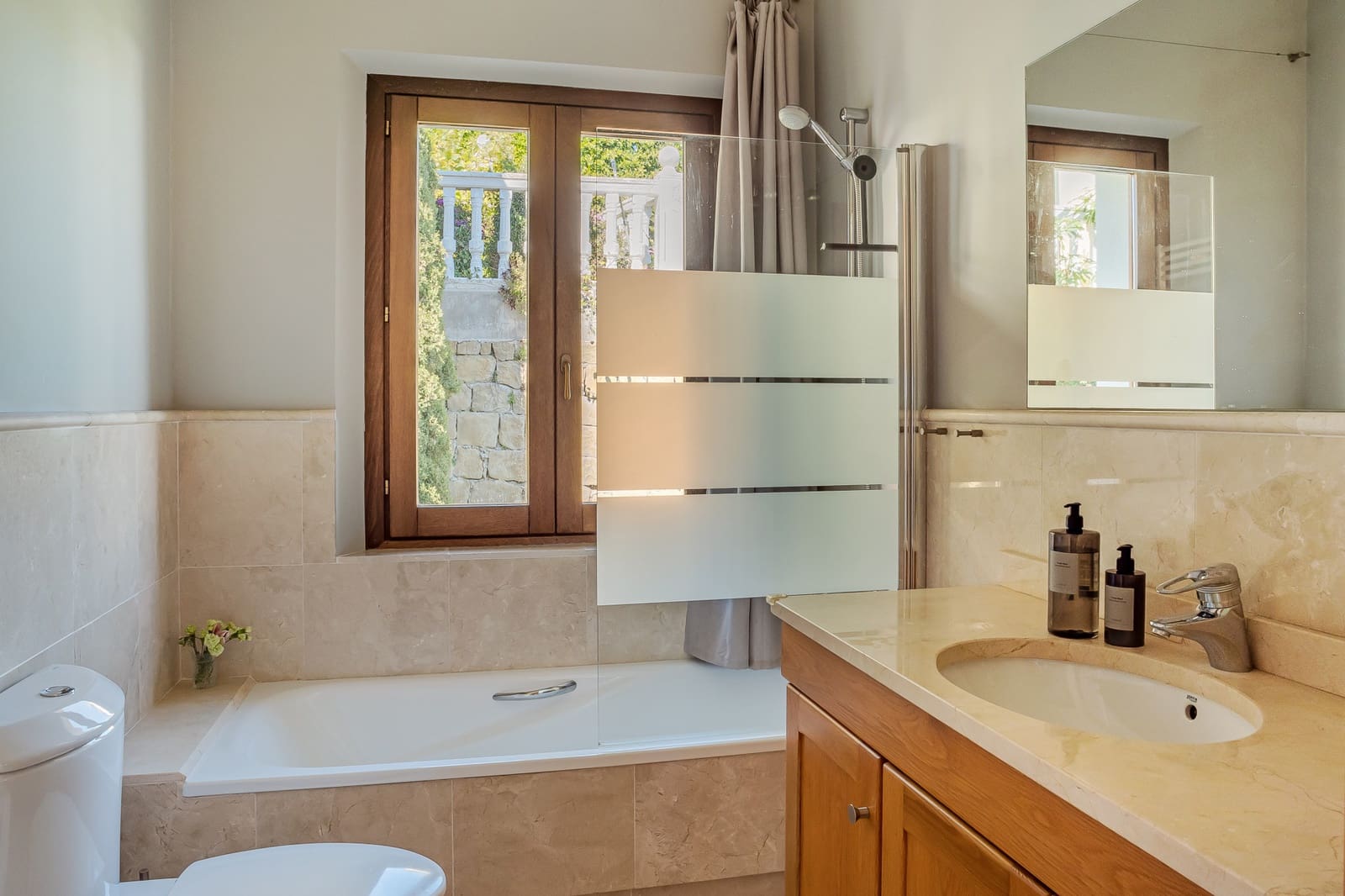 4 bedroom Villa for sale in Benahavis with pool garage - € 2,350,000 (Ref: 9758770)