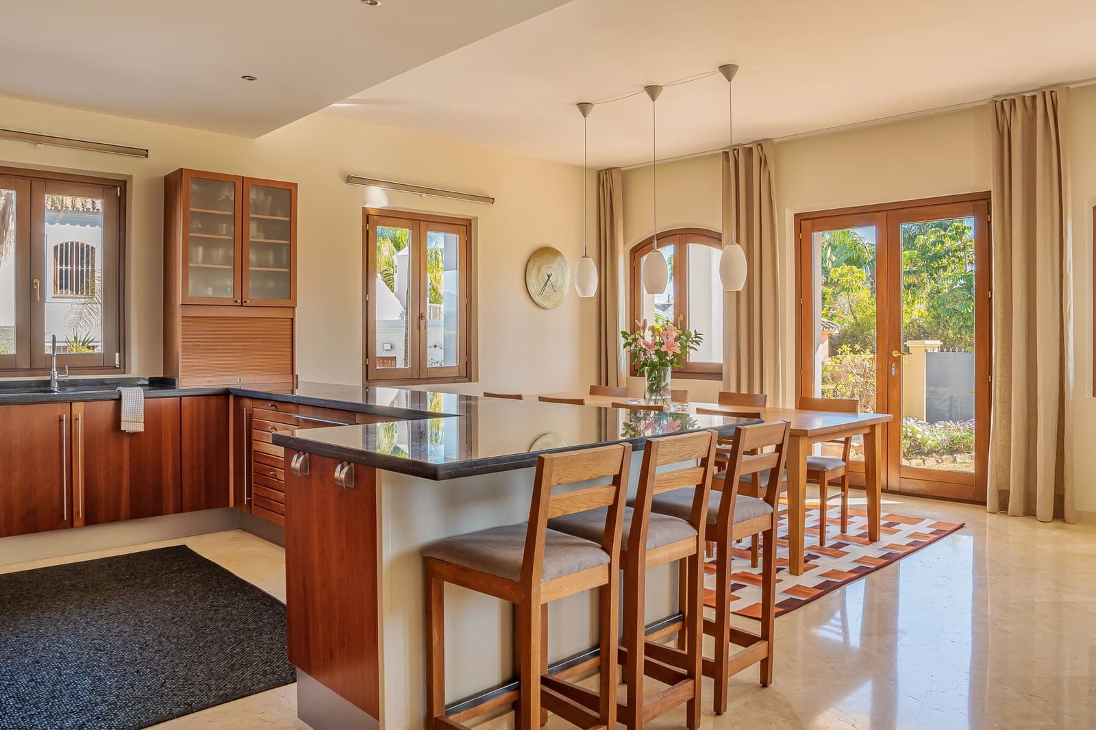 4 bedroom Villa for sale in Benahavis with pool garage - € 2,350,000 (Ref: 9758770)